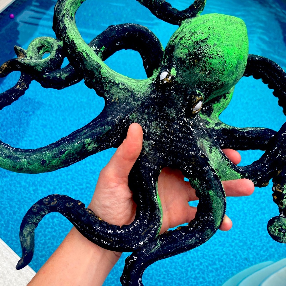 Kraken or Cthulhu!!!? 🐙 Glows in the dark!? 🤩